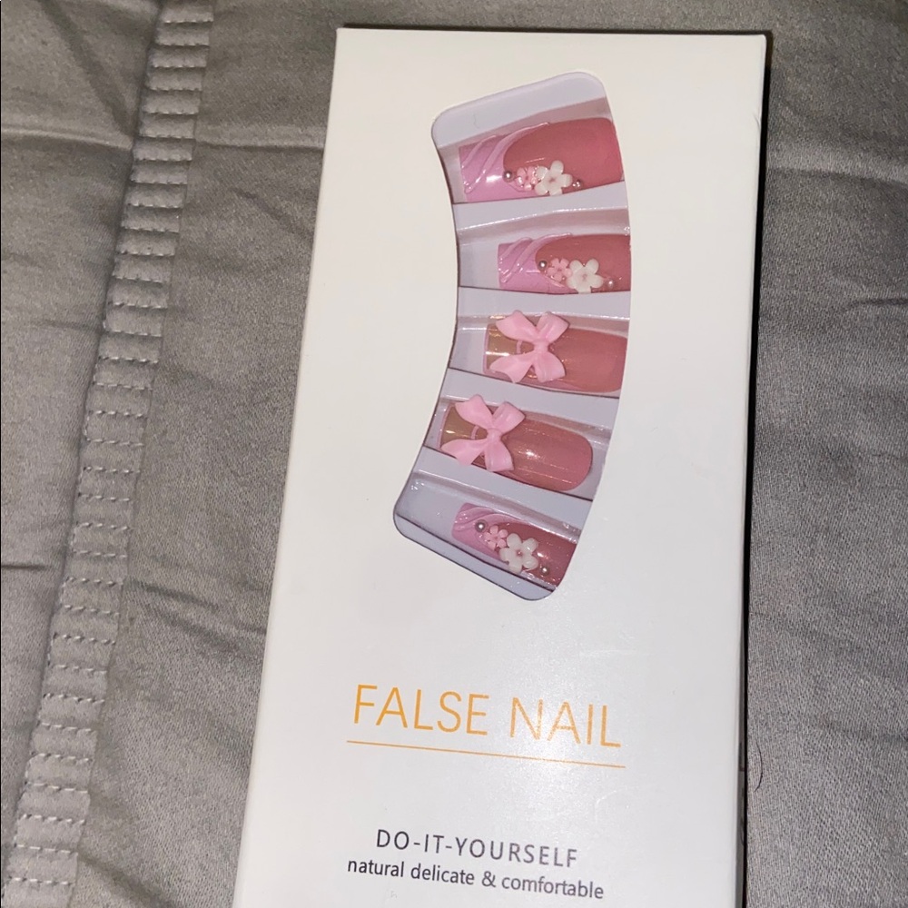 Bundle of 4 medium length sets of press on nails - Picture 3 of 5